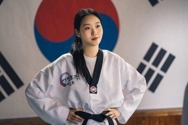 Quân Vương Bất Diệt lại nhá hàng người yêu Lee Min Ho biến hình thành chị đại taekwondo đốn đổ anh trai mưa - Ảnh 2.