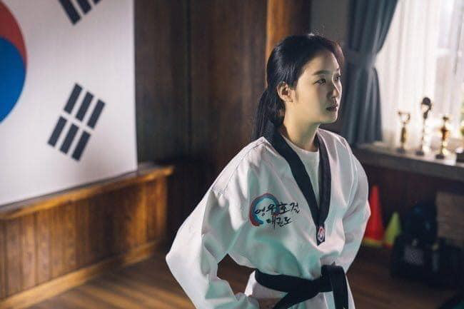 Quân Vương Bất Diệt lại nhá hàng người yêu Lee Min Ho biến hình thành chị đại taekwondo đốn đổ anh trai mưa - Ảnh 4.