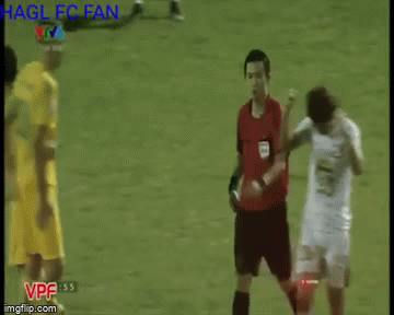 Văn Toàn và những kỷ niệm nhớ đời: Bị nhắc nhở vì dỗ bạn gái khi đang đá cho U23 Việt Nam đến đẩy trọng tài suýt phải trả giá - Ảnh 3.