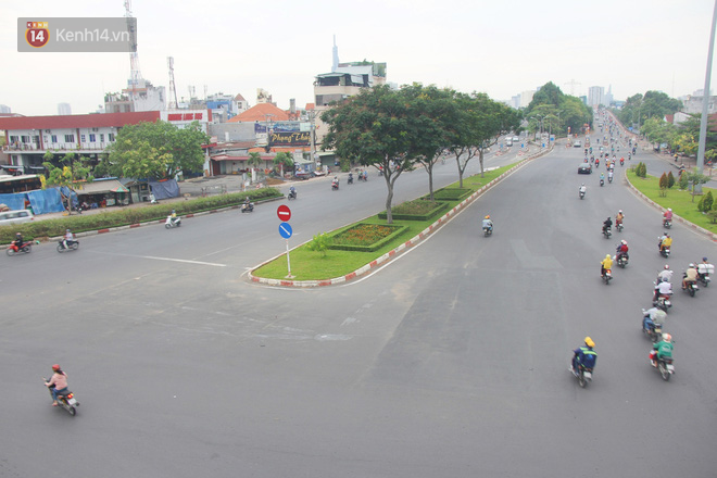 Chùm ảnh: Sài Gòn sáng thứ Hai không kẹt xe, đường phố đẹp và yên bình trong ngày cách ly toàn xã hội - Ảnh 1.