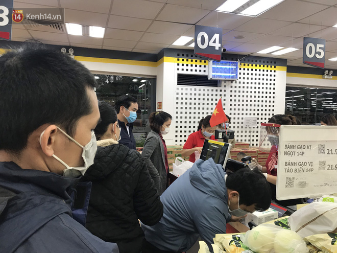Hà Nội: Siêu thị đông nghẹt người dân chen chân mua hàng, không đảm bảo giãn cách 2m trước diễn biến phức tạp của dịch COVID-19 - Ảnh 18.