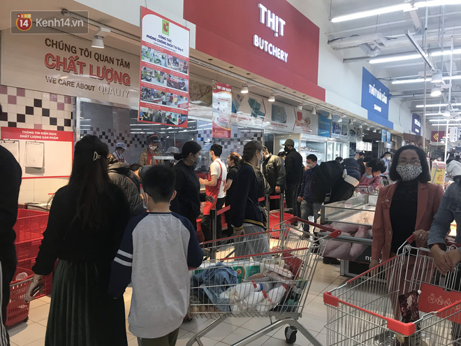 Hà Nội: Siêu thị đông nghẹt người dân chen chân mua hàng, không đảm bảo giãn cách 2m trước diễn biến phức tạp của dịch COVID-19 - Ảnh 1.