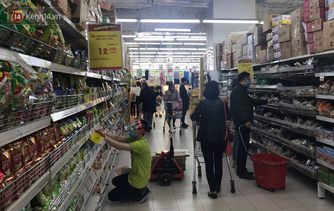 Hà Nội: Siêu thị đông nghẹt người dân chen chân mua hàng, không đảm bảo giãn cách 2m trước diễn biến phức tạp của dịch COVID-19 - Ảnh 12.
