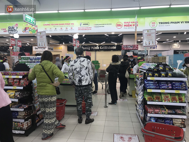 Hà Nội: Siêu thị đông nghẹt người dân chen chân mua hàng, không đảm bảo giãn cách 2m trước diễn biến phức tạp của dịch COVID-19 - Ảnh 16.