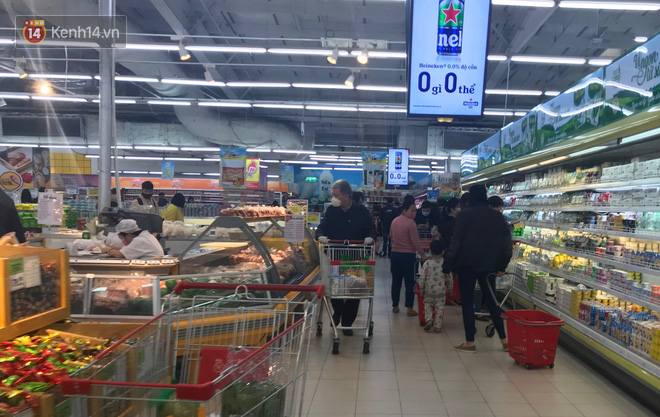Hà Nội: Siêu thị đông nghẹt người dân chen chân mua hàng, không đảm bảo giãn cách 2m trước diễn biến phức tạp của dịch COVID-19 - Ảnh 11.