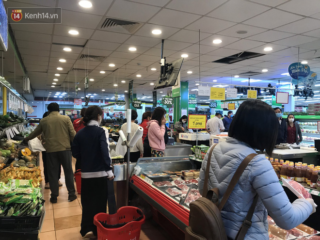 Hà Nội: Siêu thị đông nghẹt người dân chen chân mua hàng, không đảm bảo giãn cách 2m trước diễn biến phức tạp của dịch COVID-19 - Ảnh 17.