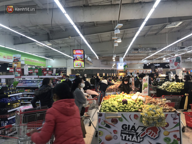 Hà Nội: Siêu thị đông nghẹt người dân chen chân mua hàng, không đảm bảo giãn cách 2m trước diễn biến phức tạp của dịch COVID-19 - Ảnh 5.
