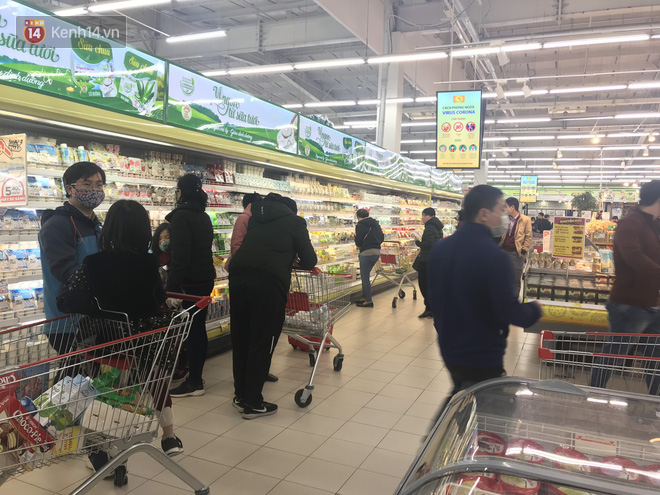 Hà Nội: Siêu thị đông nghẹt người dân chen chân mua hàng, không đảm bảo giãn cách 2m trước diễn biến phức tạp của dịch COVID-19 - Ảnh 10.