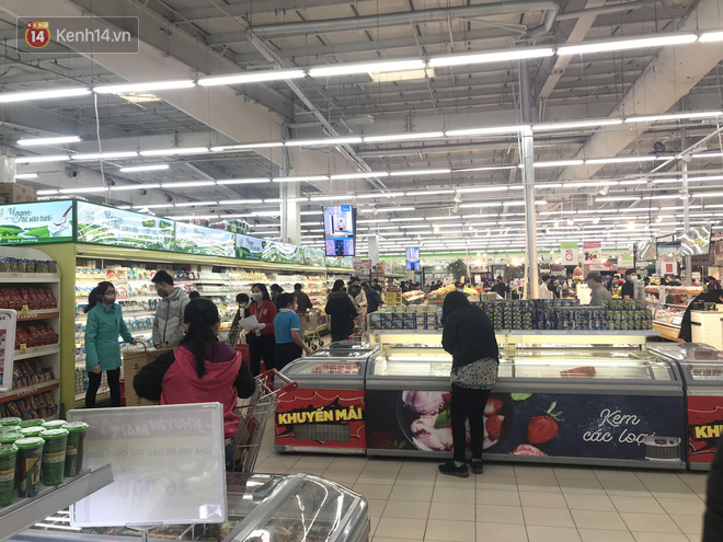 Hà Nội: Siêu thị đông nghẹt người dân chen chân mua hàng, không đảm bảo giãn cách 2m trước diễn biến phức tạp của dịch COVID-19 - Ảnh 4.