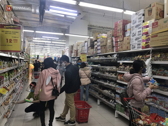 Hà Nội: Siêu thị đông nghẹt người dân chen chân mua hàng, không đảm bảo giãn cách 2m trước diễn biến phức tạp của dịch COVID-19 - Ảnh 7.
