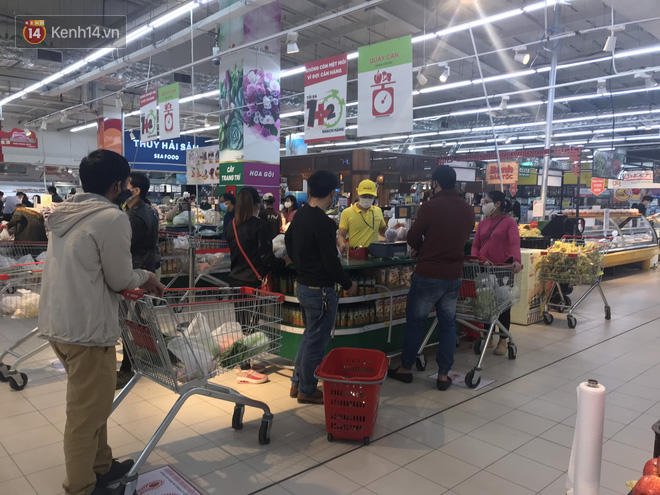 Hà Nội: Siêu thị đông nghẹt người dân chen chân mua hàng, không đảm bảo giãn cách 2m trước diễn biến phức tạp của dịch COVID-19 - Ảnh 14.