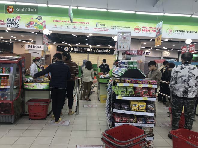 Hà Nội: Siêu thị đông nghẹt người dân chen chân mua hàng, không đảm bảo giãn cách 2m trước diễn biến phức tạp của dịch COVID-19 - Ảnh 15.