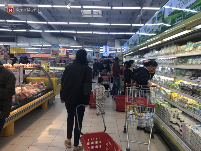 Hà Nội: Siêu thị đông nghẹt người dân chen chân mua hàng, không đảm bảo giãn cách 2m trước diễn biến phức tạp của dịch COVID-19 - Ảnh 8.
