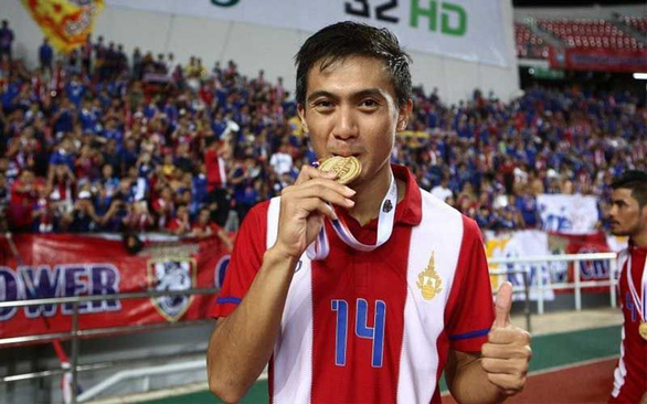 Cầu thủ Thái Lan phủ nhận bỏ trốn vì cờ bạc: Lấy lý do áp lực sau ly hôn, tự cảm thấy lo sợ thành nguồn lây Covid-19 - Ảnh 2.