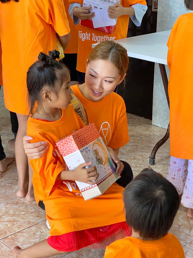 Đám tang Hoa hậu Jacqueline Đặng tại Mỹ: Không khí vắng lặng, người bố nén đau thương tiễn con gái về nơi an nghỉ - Ảnh 5.