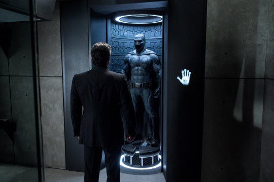 Chuyện lạ có thật: Joker Joaquin Phoenix suýt nữa đóng Batman, từ người hùng hóa ác nhân chỉ trong gang tấc - Ảnh 3.