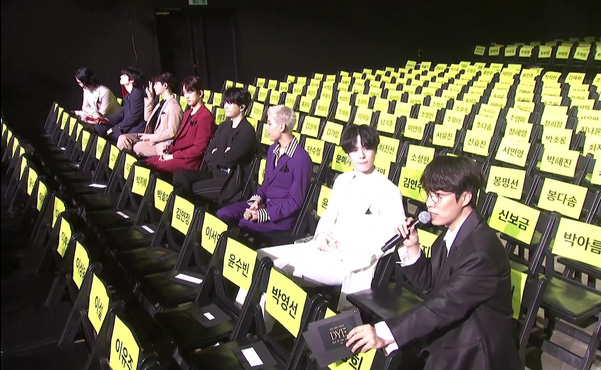 Tổ chức showcase không có một bóng fan, GOT7 ngồi một mình đơn côi giữa một rừng ghế trống - Ảnh 2.