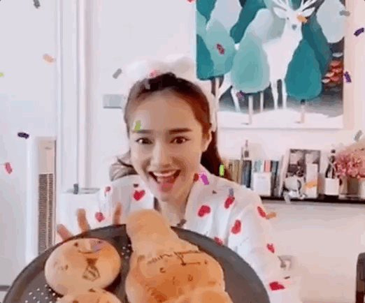 Có ai như Nhã Phương: Lần đầu trổ tài làm bánh mừng sinh nhật Trường Giang, còn tranh thủ tập thể dục ngay tại nhà bếp để giữ dáng  - Ảnh 5.