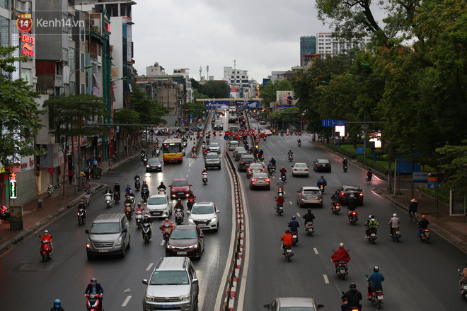Ảnh: Đường phố Hà Nội và Sài Gòn đông đúc trong ngày đầu tiên nới lỏng cách ly xã hội, người dân thủ đô chật vật đi làm dưới mưa - Ảnh 4.