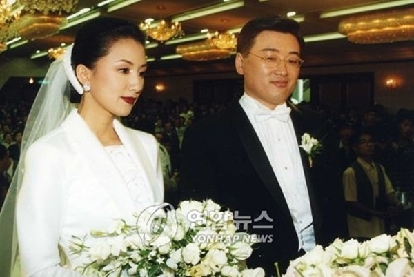 Bà cả Thế giới hôn nhân Kim Hee Ae: Ảnh hậu lấy Bill Gates xứ Hàn, con học trường quốc tế, U55 vẫn gây sốc vì cảnh 18  - Ảnh 23.