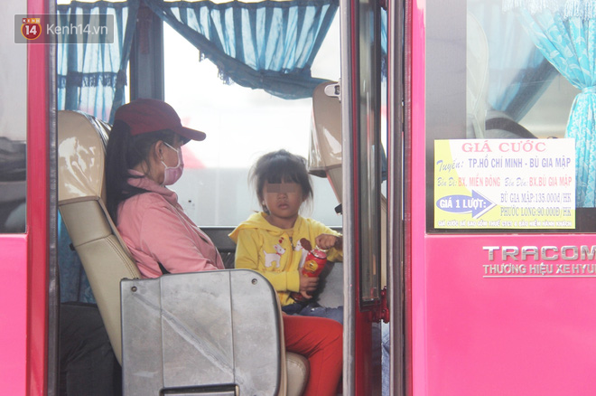 Xe khách, taxi rục rịch hoạt động trở lại, đường phố Sài Gòn chen chúc người di chuyển sau khi nới lỏng cách ly xã hội - Ảnh 5.