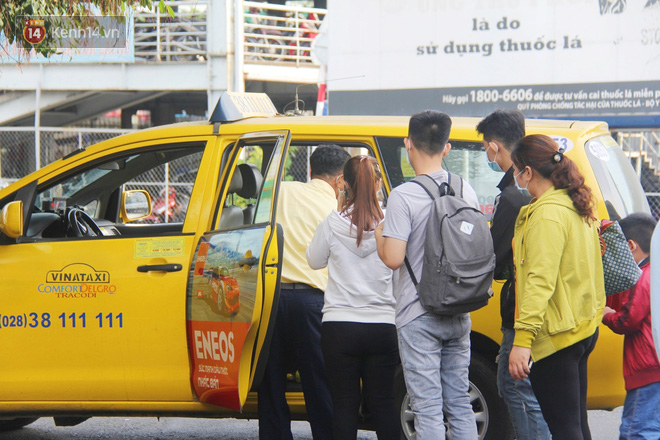 Xe khách, taxi rục rịch hoạt động trở lại, đường phố Sài Gòn chen chúc người di chuyển sau khi nới lỏng cách ly xã hội - Ảnh 10.