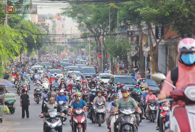 Xe khách, taxi rục rịch hoạt động trở lại, đường phố Sài Gòn chen chúc người di chuyển sau khi nới lỏng cách ly xã hội - Ảnh 11.