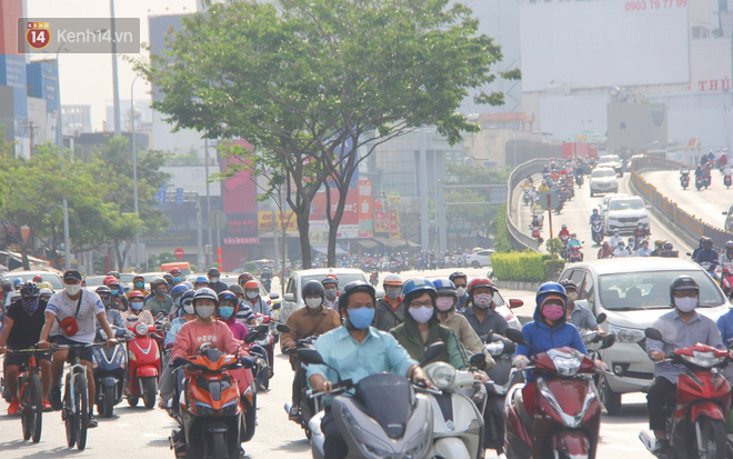 Xe khách, taxi rục rịch hoạt động trở lại, đường phố Sài Gòn chen chúc người di chuyển sau khi nới lỏng cách ly xã hội - Ảnh 14.