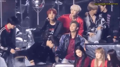 Jungkook “hoảng loạn” khi được cho cơ hội ngồi cạnh IU nhưng lại say sưa hát theo từ xa, ngắm người trong mộng trên màn hình đến vẹo cổ - Ảnh 4.