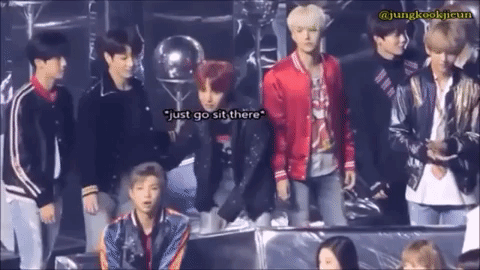 Jungkook “hoảng loạn” khi được cho cơ hội ngồi cạnh IU nhưng lại say sưa hát theo từ xa, ngắm người trong mộng trên màn hình đến vẹo cổ - Ảnh 3.
