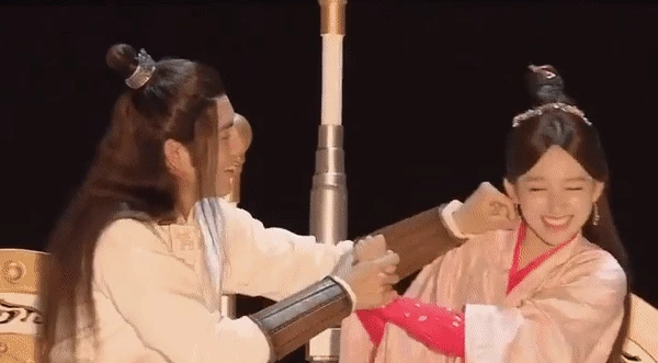Trần Phi Vũ bẹo má, chọc ghẹo mỹ nữ K-Pop trong hậu trường phim cổ trang Thiên Tỉnh Chi Lộ - Ảnh 4.