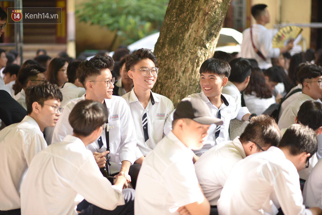 Hà Nội quyết định thời gian cho học sinh, sinh viên từ THCS trở lên đi học trở lại - Ảnh 1.