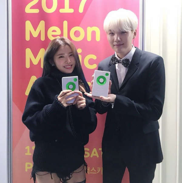 Khoảnh khắc cả 3 nữ ca sĩ đình đám ngồi cạnh nhau và cùng… collab với SUGA (BTS) không ai ngờ tới, là định mệnh hay gì? - Ảnh 3.