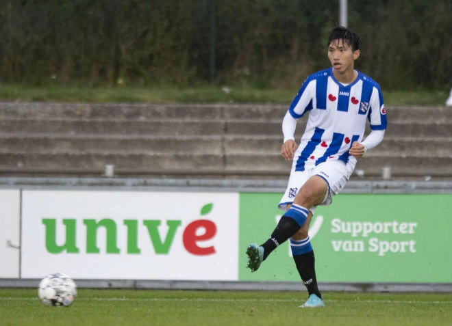 Chăm chỉ tập luyện trong mùa dịch Covid-19, Văn Hậu nhận lời ngợi khen từ SC Heerenveen - Ảnh 2.