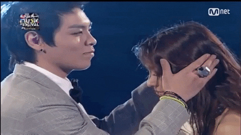 Khoảnh khắc idol “mi” nhau trên sân khấu: Trouble Maker hôn nhau đắm đuối nhưng chưa chịu chơi bằng nụ hôn đồng giới của mỹ nam Super Junior - Ảnh 5.