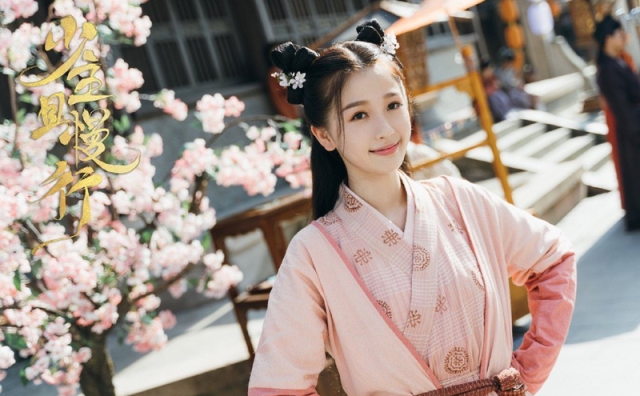 Mỹ nữ cổ trang lăng xê tóc sừng bò: Hết Đàm Tùng Vận đến thánh lố cuồng Lisa, nhưng trùm cuối mới gây ngỡ ngàng - Ảnh 8.