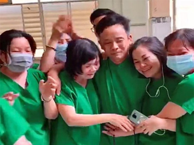 Clip xúc động: Y bác sĩ ôm nhau bật khóc khi bệnh nhân Covid-19 cuối cùng của Bình Thuận có kết quả xét nghiệm âm tính - Ảnh 2.