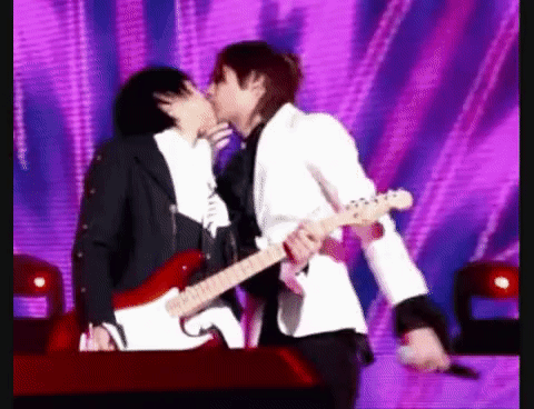 Khoảnh khắc idol “mi” nhau trên sân khấu: Trouble Maker hôn nhau đắm đuối nhưng chưa chịu chơi bằng nụ hôn đồng giới của mỹ nam Super Junior - Ảnh 18.