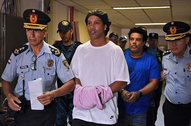Ronaldinho được ra tù sau khi nộp 1,3 triệu bảng tiền bảo lãnh - Ảnh 2.