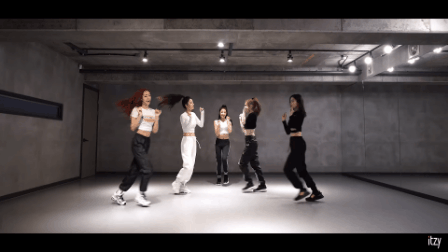 Netizen chọn vũ đạo “đinh” ấn tượng của Kpop: Rosé (BLACKPINK) trườn bò trên sàn, Jimin (BTS) chạy trên lưng các thành viên siêu nguy hiểm - Ảnh 8.