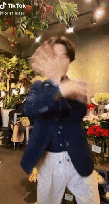 Hotboy thợ cắm hoa có nhan sắc được BTS khen hết lời: Body đỉnh đến mức “xịt máu mũi”, visual tựa diễn viên nhưng lại nhảy đỉnh như idol - Ảnh 9.