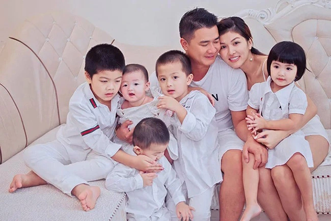 Hoa hậu Oanh Yến chính thức hạ sinh con trai thứ 6 cho chồng đại gia: Gia đình đông thành viên số 1 Vbiz là đây! - Ảnh 2.