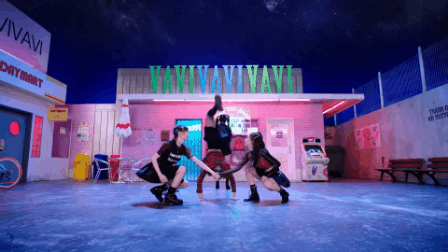 20 vũ đạo khó của Kpop 2020: BTS và GFRIEND nhảy với cả chục vũ công, đôi tay huyền bí của Apink không khó bằng động tác rơi tự do và nhảy dây nhào lộn - Ảnh 21.