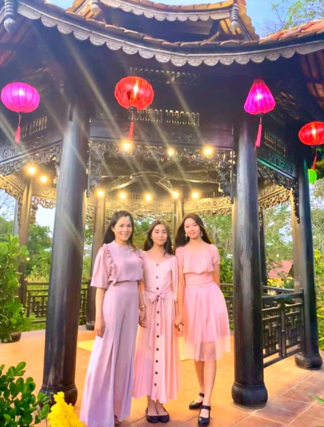 Vợ con MC Quyền Linh mặc đồng phục, Lọ Lem gây xôn xao khi ngày càng giống tượng đài nhan sắc  Trương Bá Chi lúc trẻ - Ảnh 2.
