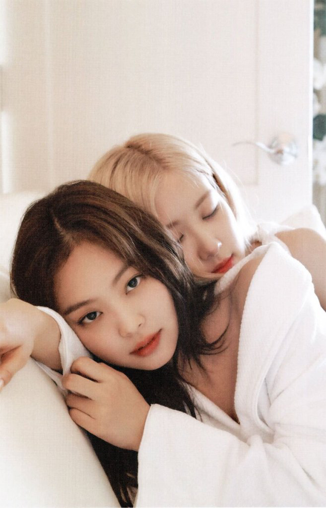 Netizen đang phát cuồng vì bộ ảnh giường chiếu của Jennie (BLACKPINK): Xinh như tiên tử, bổ mắt nhất là hình bên Rosé - Ảnh 11.