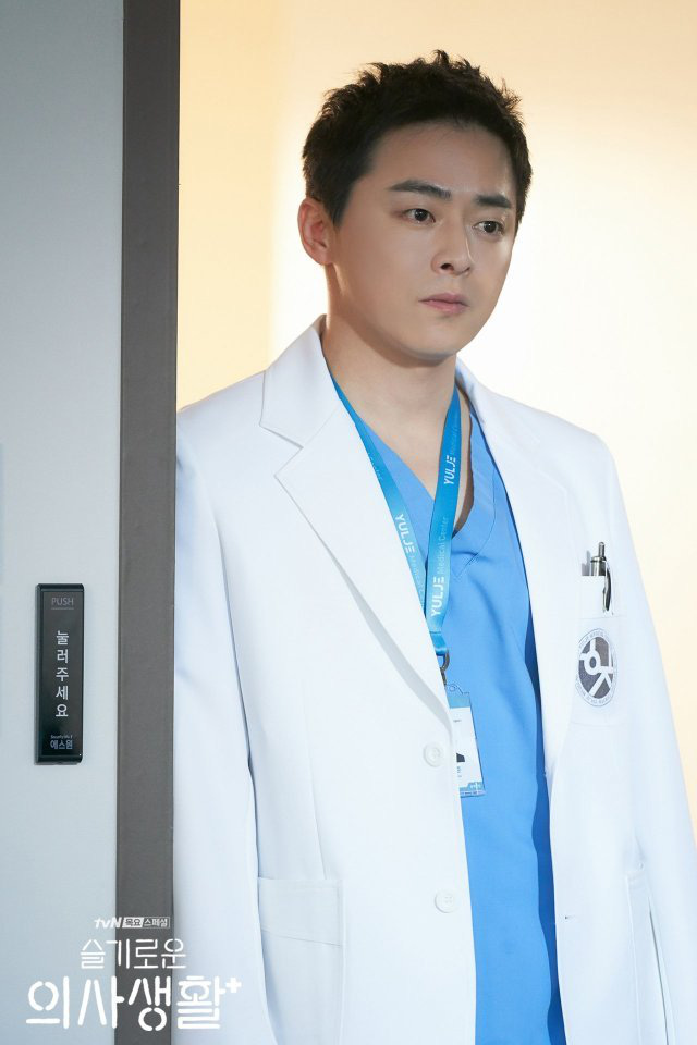 Xem Hospital Playlist mới hiểu vì sao Jo Jung Suk được trả cát xê 1 tỉ cho một tập phim truyền hình - Ảnh 1.