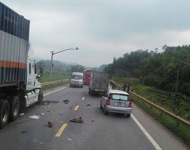Lạng Sơn: Xe container va chạm liên hoàn với ô tô con, xe máy khiến 2 người thương vong - Ảnh 1.