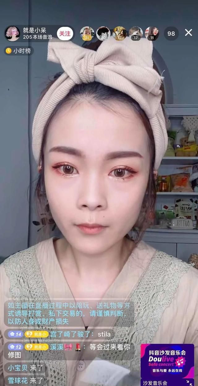 Hot girl Tik Tok để lộ nhan sắc già nua trên livestream, fan khóc ròng: Lại bye bye thêm một nữ thần - Ảnh 3.