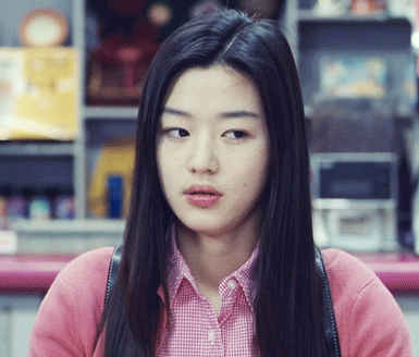 7 khoảnh khắc sáng tạo nữ thần của mỹ nhân màn ảnh Hàn: Song Hye Kyo vụt sáng nhờ mái thưa huyền thoại - Ảnh 1.