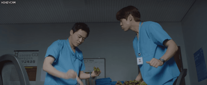 3 khoảnh khắc cười ná thở ở tập 11 Hospital Playlist: Ik Jun hóng bạn thân thả thính bồ, Jun Wan chơi lầy với anh vợ tương lai - Ảnh 1.